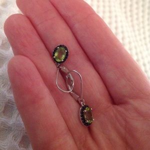 💚NWB PERIDOT w/Black Spinel Lever back Earrings💚